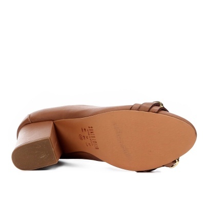 Sapato feminino castanho visto de baixo com sola e salto