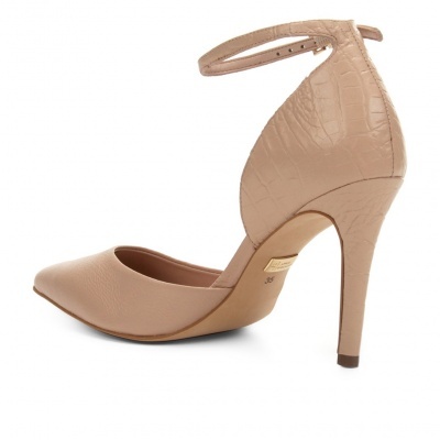 Sapato feminino bege de salto alto com padrão pele de crocodilo na parte traseira e tira no tornozelo