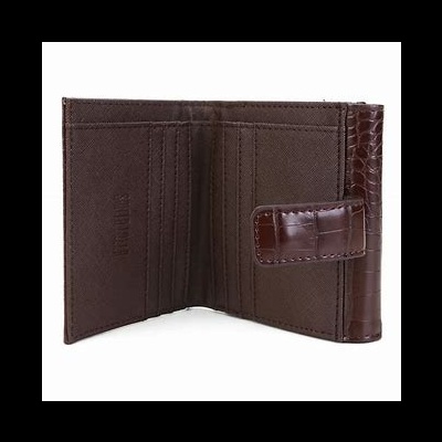 Carteira masculina castanha com interior em pele lisa e exterior em pele com padrão crocodilo