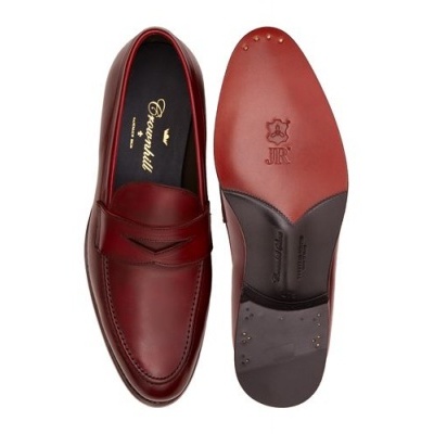 Par de sapatos de couro castanho-escuro com sola vermelha