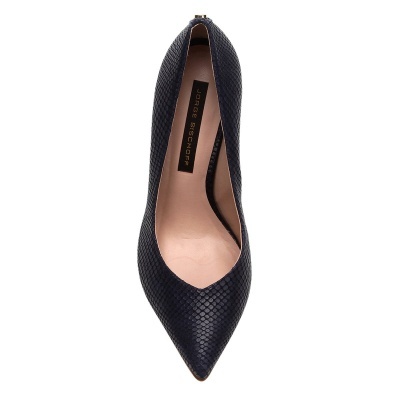 Sapato de salto alto preto com textura tipo pele de cobra e interior rosa