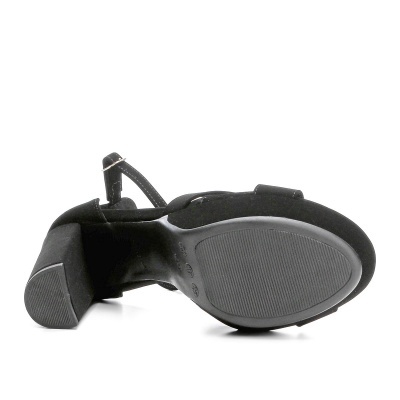 Sapata feminina preta de salto médio vista de baixo e atrás.