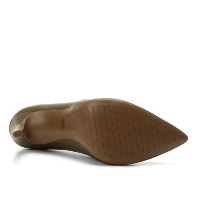 Sapato de salto alto bege com sola castanha