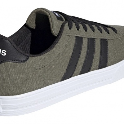 Ténis Adidas verde-oliva com riscas pretas e sola branca