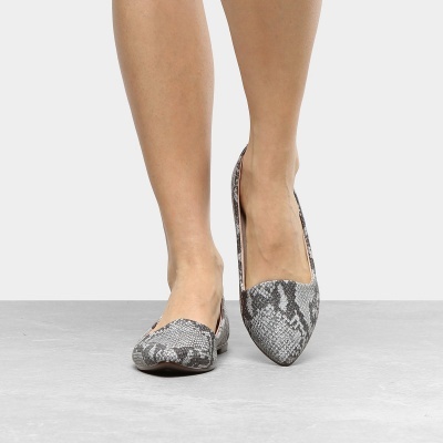 Sapatos flats com padrão de pele de cobra cinza