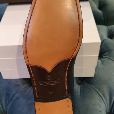 Sola de sapato masculino em couro castanho claro com marca CENTENÁRIO e tamanho 42