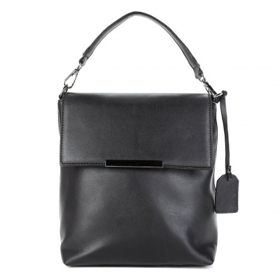 Mala preta de couro com alça e aba