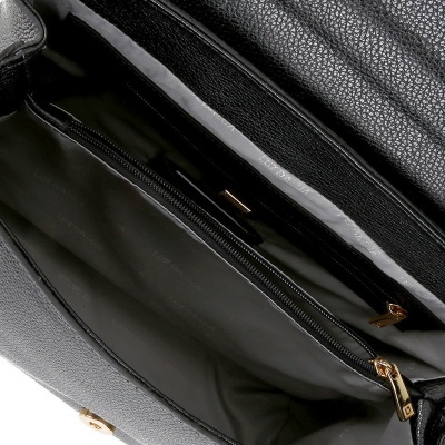 Interior de mala preta com bolso de fecho