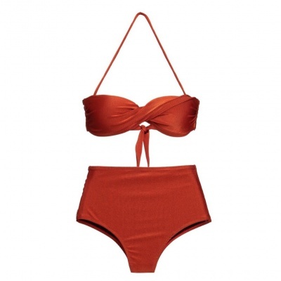 Biquíni laranja com top de faixa torcido e calcinha cintura alta