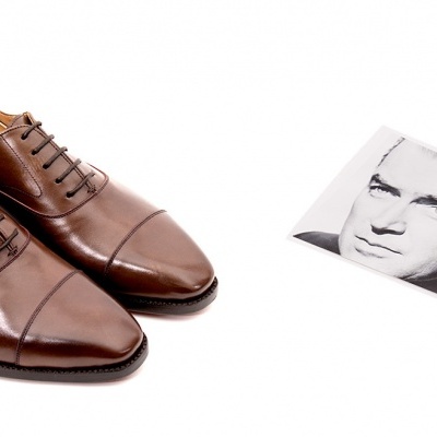 Sapatos de couro marron e fotografia preto e branco sobre fundo branco