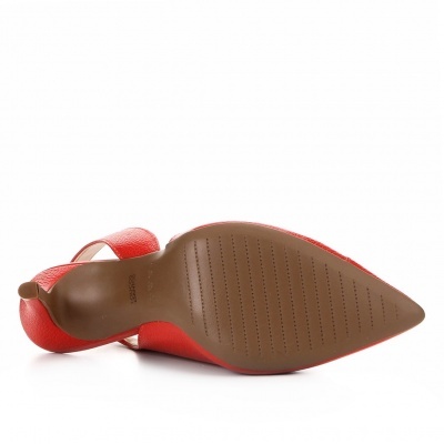 Sapato de salto alto feminino vermelho visto pela sola.