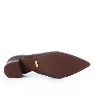 Sapato castanho escuro com sola lisa e salto baixo quadrado
