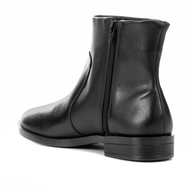 Botim preto em couro com fecho de correr lateral