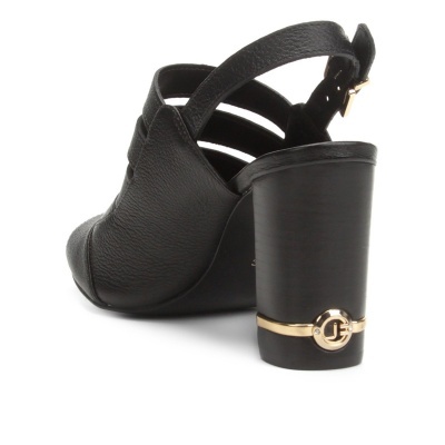 Sapato de salto alto preto com fivela dourada