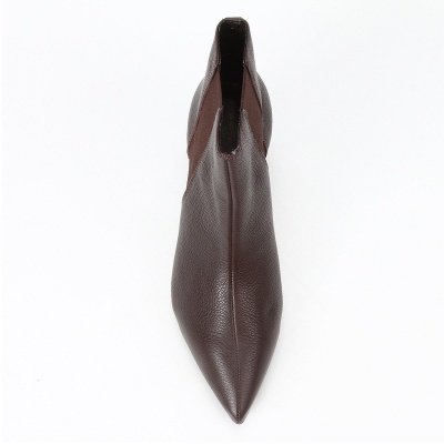 Bota castanha em pele com bico pontiagudo vista de cima