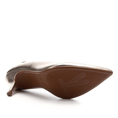 Sapato de salto alto feminino castanho visto de lado e de baixo