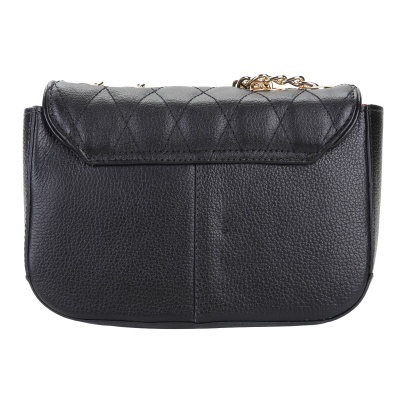 Mala preta pequena com textura de couro e corrente dourada