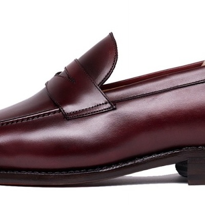 Sapato masculino tipo mocassim em pele castanha avermelhada com sola escura