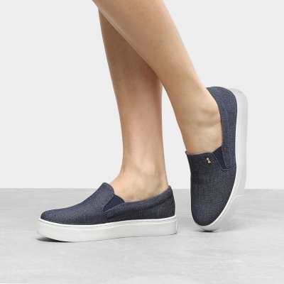 Sapatilhas slip-on azul escuro com sola branca espessa em piso cinzento