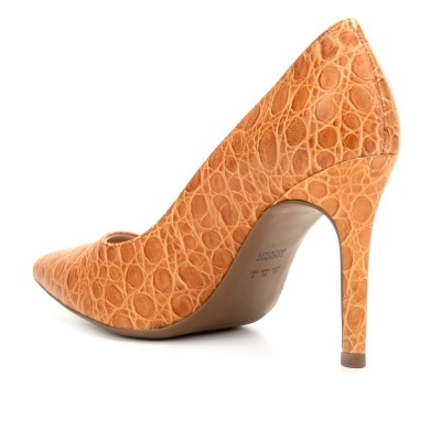 Sapato de salto alto castanho claro com textura de pele de crocodilo