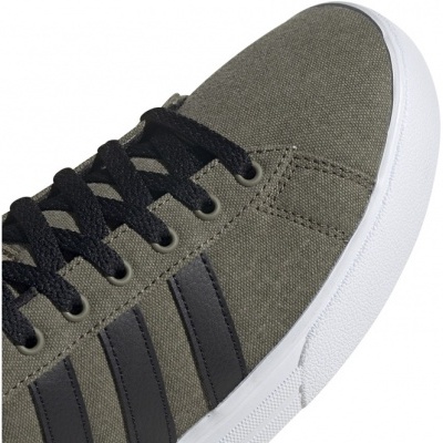 Ténis cinzento-esverdeado com riscas pretas e sola branca