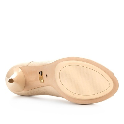 Sapato de salto alto nude visto pela parte inferior com sola antiderrapante