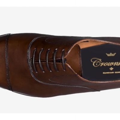 Sapato masculino de couro castanho marca Crownhill visto de cima