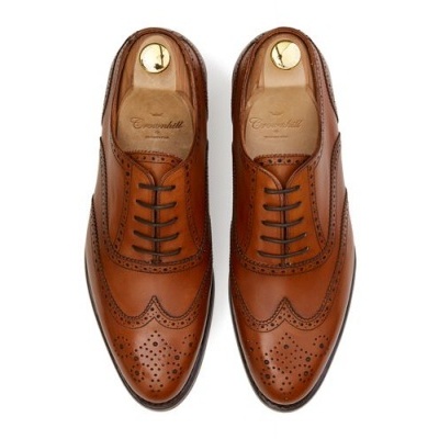 Par de sapatos sociais oxford castanhos com detalhes perfurados