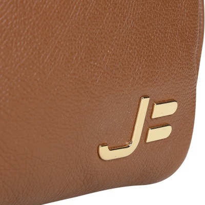 Bolsa de pele castanha com logótipo metálico dourado JB