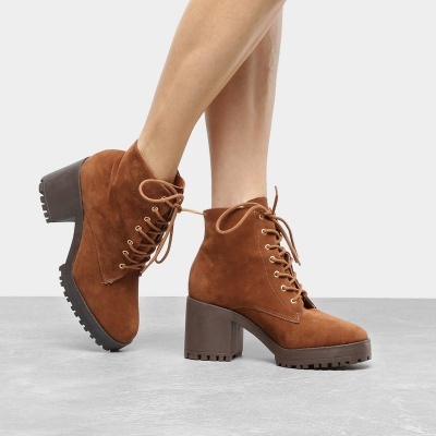 Botins femininos castanhos em camurça com atacadores e salto alto