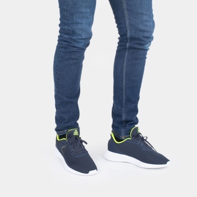 Sapatilhas desportivas azuis descalças com detalhes amarelos e solas brancas