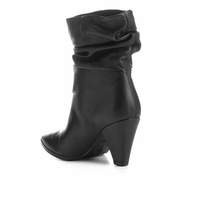 Bota feminina preta com salto alto num fundo branco