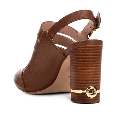 Sapato de salto alto castanho com salto grosso e detalhe metálico dourado