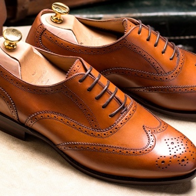 Sapatos de couro castanho claro Oxford com detalhes perfurados