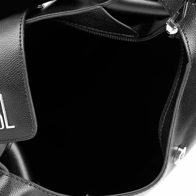Bolsa preta com interior negro e fecho de correr metálico