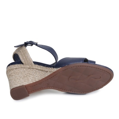 Sandália azul com salto de corda e sola de borracha