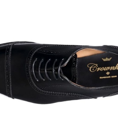 Sapato masculino preto de couro visto de cima com inscrição Crownhill no interior