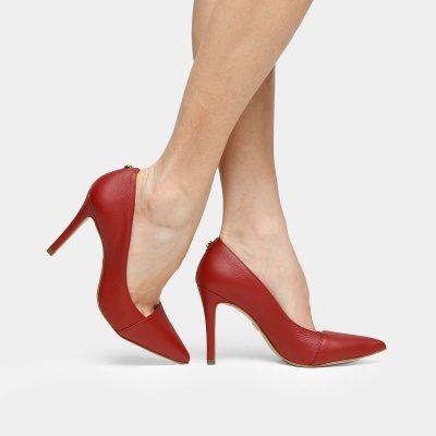 Sapatos de salto alto vermelhos em couro texturado