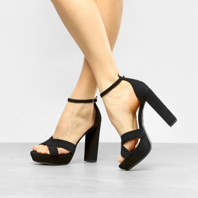 Sandálias de salto alto pretas com tiras e salto grosso