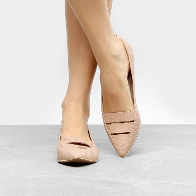 Sapatos rasos rosa claro com padrão texturizado e cortes decotados