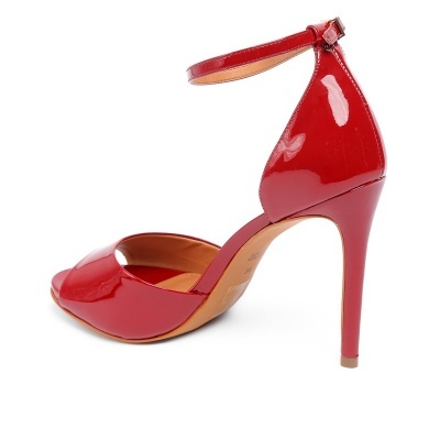 Sandália de salto alto vermelha com tira no tornozelo em fundo branco