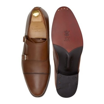 Sapatos masculinos de pele castanha com fivela dupla, sola castanha e preta com marcações JR.