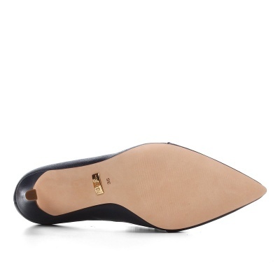 Sola de sapato de salto alto preto com sola beige e etiqueta dourada