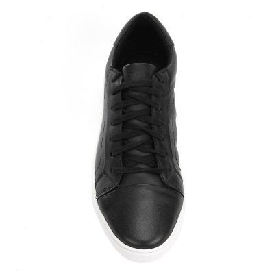 Tênis preto de couro com sola branca e atacadores pretos