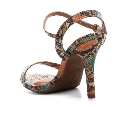 Sandália de salto alto com padrão de pele de cobra colorida e sola castanha.