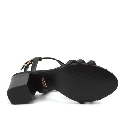 Sandália preta com salto quadrado e solado antiderrapante