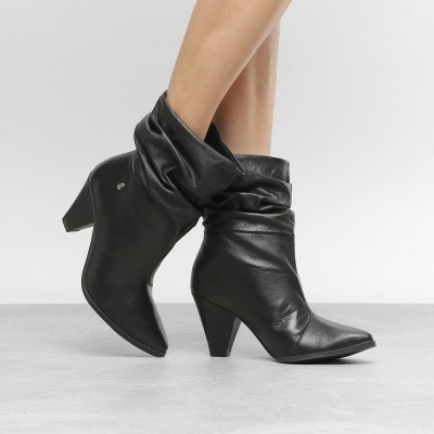 Botas pretas de salto médio com dobra no tornozelo