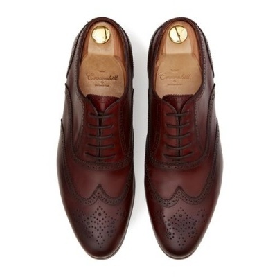 Sapatos masculinos castanhos em couro com padrão brogue