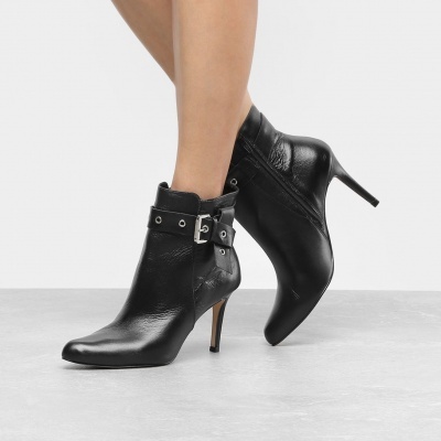 Botins pretos em pele com salto fino alto e fivela decorativa