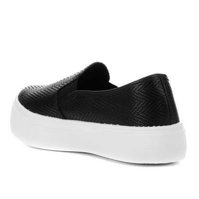 Tênis slip-on preto com sola branca grosso